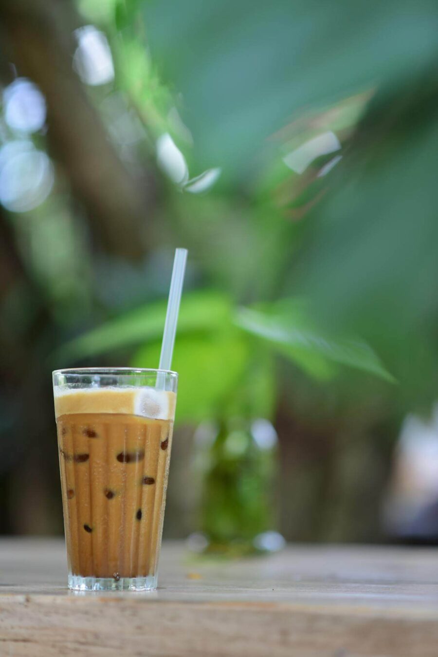 Iced Vanilla Latte Recipe, Nutrition, and 2 Popular Variations
